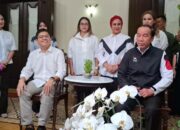 Presiden Jokowi Mengenakan Jaket Hitam Dengan Logo Baru Psi Bergambar Gajah Berwarna Merah Di Dada Kanan