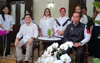 Presiden Jokowi Mengenakan Jaket Hitam Dengan Logo Baru Psi Bergambar Gajah Berwarna Merah Di Dada Kanan