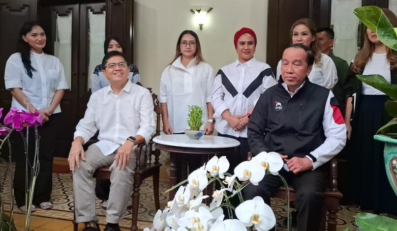 Presiden Jokowi Mengenakan Jaket Hitam Dengan Logo Baru Psi Bergambar Gajah Berwarna Merah Di Dada Kanan