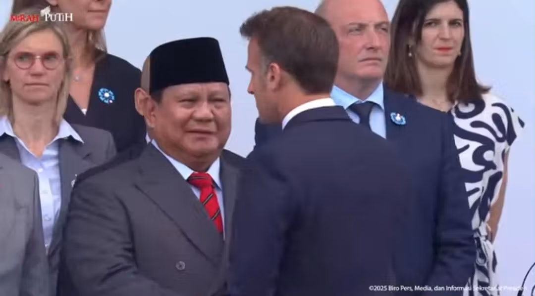 Presiden Prabowo Dan Emmanuel Macron Berdiri Bersama Saat Parade Bastille Day Di Paris, 2025
