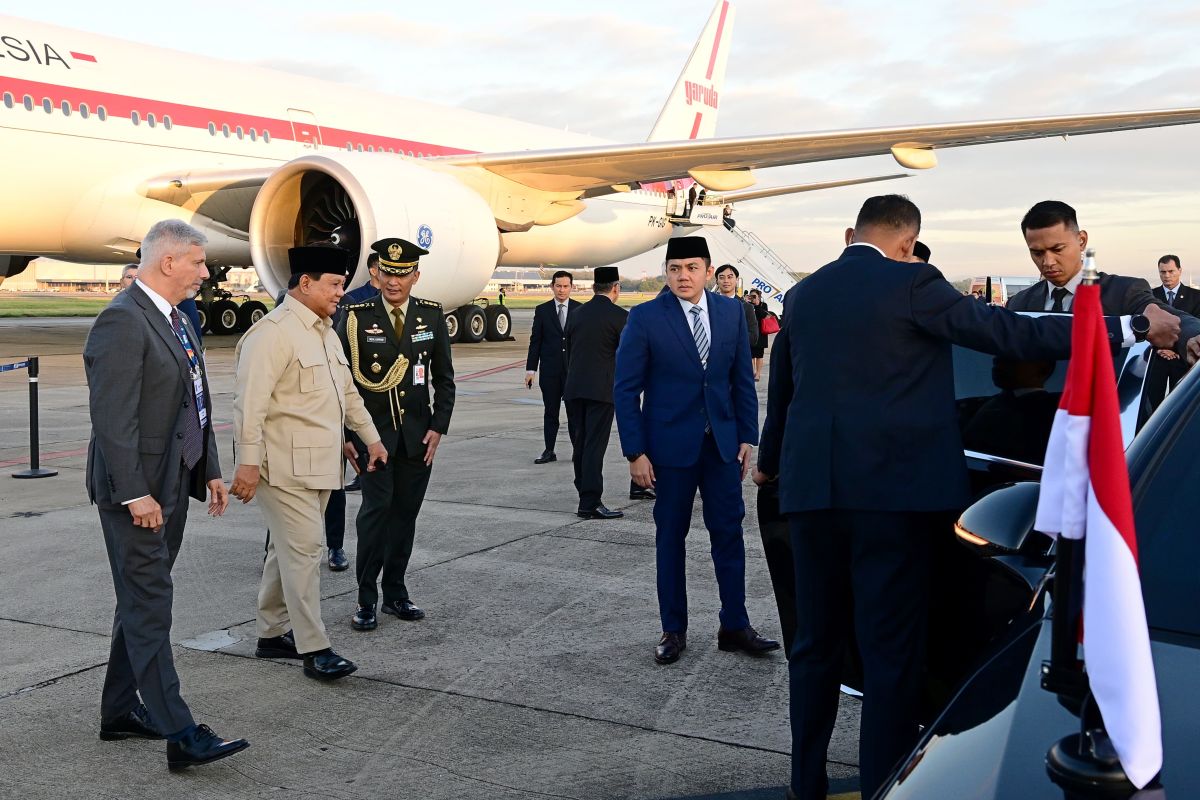 Presiden Prabowo Tiba Di Brasil Untuk Hadiri Ktt Brics 2025 Mengenakan Setelan Safari Disambut Upacara Militer