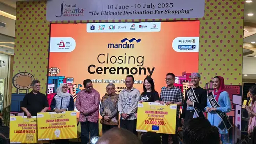 Rano Karno Bersama Ahok Dan Penyelenggara Menutup Jakarta Fair 2025 Dengan Simbol Penekanan Tombol Dan Pesta Kembang Api