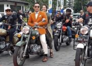 Ridwan Kamil Berpose Dengan Motor Royal Enfield Yang Kini Disita Kpk