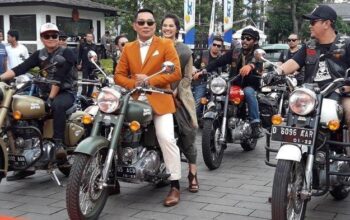 Ridwan Kamil Berpose Dengan Motor Royal Enfield Yang Kini Disita Kpk