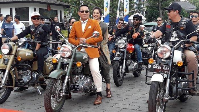 Ridwan Kamil Berpose Dengan Motor Royal Enfield Yang Kini Disita Kpk