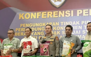Satgas Pangan Polri Menunjukkan Barang Bukti 201 Ton Beras Oplosan Berbagai Merek