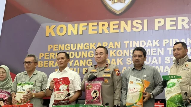 Satgas Pangan Polri Menunjukkan Barang Bukti 201 Ton Beras Oplosan Berbagai Merek