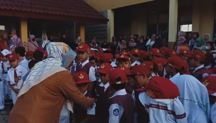 Hari Pertama Sekolah, Siswa SD Depok Sudah Ramai Sejak Subuh