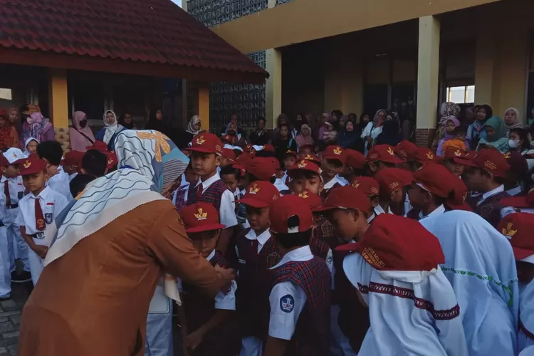Siswa Dan Orangtua Memadati Halaman Sd Negeri Pangkalan Jati 1 Depok Di Pagi Hari Pertama Sekolah