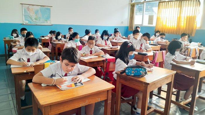 Siswa Sekolah Dasar Belajar Di Ruang Kelas, Ilustrasi Anggaran Pendidikan Indonesia