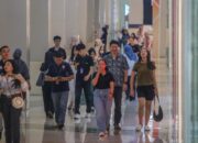 Suasana Pengunjung Di Pusat Perbelanjaan Jakarta Tanpa Aktivitas Belanja Berarti