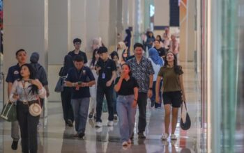 Suasana Pengunjung Di Pusat Perbelanjaan Jakarta Tanpa Aktivitas Belanja Berarti