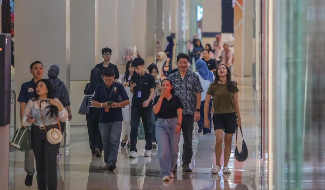 Suasana Pengunjung Di Pusat Perbelanjaan Jakarta Tanpa Aktivitas Belanja Berarti