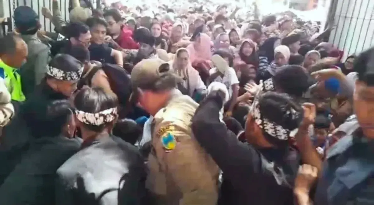 Suasana Pesta Rakyat Pernikahan Anak Dedi Mulyadi Di Pendopo Garut