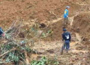 Tim Sar Gabungan Melakukan Pencarian Korban Longsor Di Tasikmalaya Dengan Medan Berat