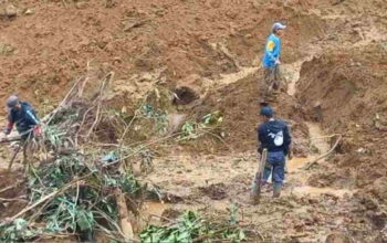 Tim Sar Gabungan Melakukan Pencarian Korban Longsor Di Tasikmalaya Dengan Medan Berat