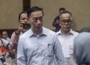 Tom Lembong Berjalan Keluar Dari Ruang Sidang Usai Mendengar Tuntutan Jaksa Dalam Kasus Impor Gula