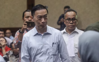 Tom Lembong Berjalan Keluar Dari Ruang Sidang Usai Mendengar Tuntutan Jaksa Dalam Kasus Impor Gula