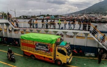 Truk Logistik Keluar Dari Kapal Feri Di Pelabuhan Bastiong Ternate, Dibebani Pungli Besar Setiap Tahun