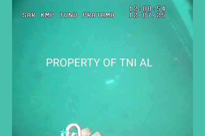 Visual Bangkai Kmp Tunu Pratama Jaya Terbalik Di Dasar Selat Bali Dari Drone Bawah Laut Kri Spica