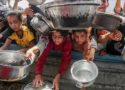 Warga Gaza Antre Makanan Di Dapur Umum Saat Kelaparan Makin Meluas Akibat Perang Dan Blokade