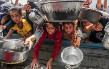 Warga Gaza Antre Makanan Di Dapur Umum Saat Kelaparan Makin Meluas Akibat Perang Dan Blokade