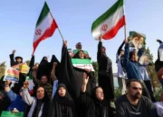 Warga Iran Kibarkan Bendera Nasional Saat Rayakan Gencatan Senjata Dengan Israel Di Teheran