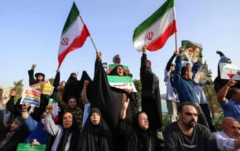 Warga Iran Kibarkan Bendera Nasional Saat Rayakan Gencatan Senjata Dengan Israel Di Teheran