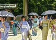 Warga Jepang Menggunakan Payung Saat Gelombang Panas Ekstrem Melanda Tokyo