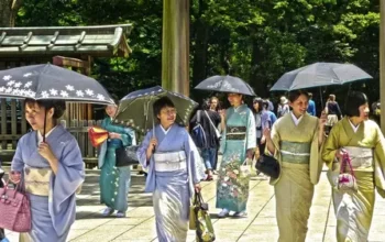 Warga Jepang Menggunakan Payung Saat Gelombang Panas Ekstrem Melanda Tokyo