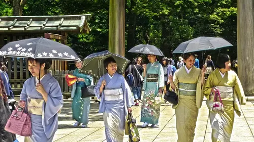 Warga Jepang Menggunakan Payung Saat Gelombang Panas Ekstrem Melanda Tokyo