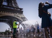 Warga Paris Menghadapi Suhu Tinggi Saat Gelombang Panas Melanda Ibu Kota Prancis