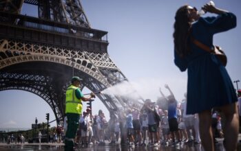 Warga Paris Menghadapi Suhu Tinggi Saat Gelombang Panas Melanda Ibu Kota Prancis