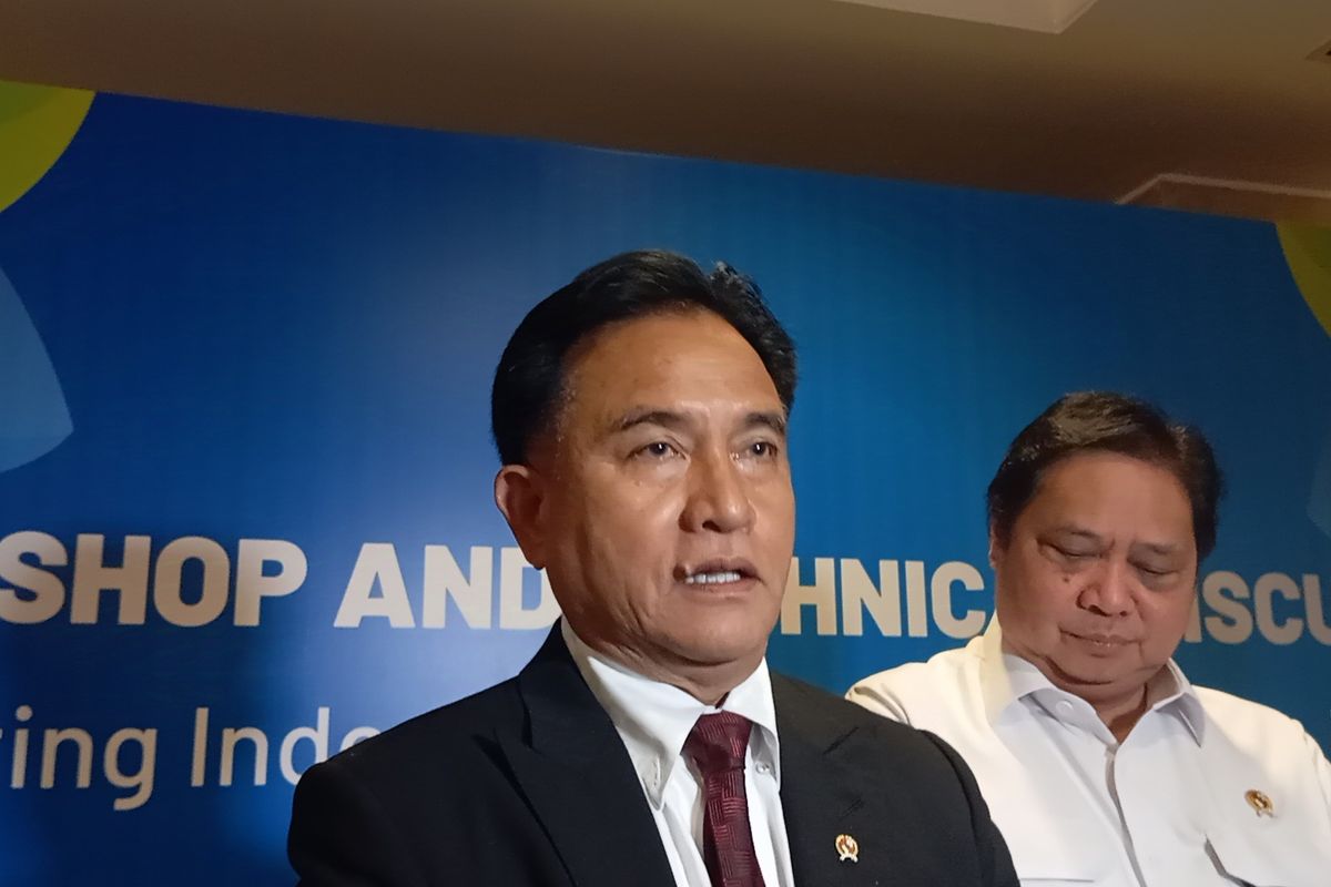 Yusril Ihza Mahendra Bersama Menko Airlangga Dalam Konferensi Pers Usai Acara Hukum Di Jakarta