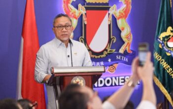 Zulkifli Hasan Dan Pejabat Kementerian Saat Umumkan Penghapusan Kelas Beras Premium Dan Medium