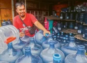 Warga Menerima Edukasi Soal Air Minum Layak Dan Higienitas Depot