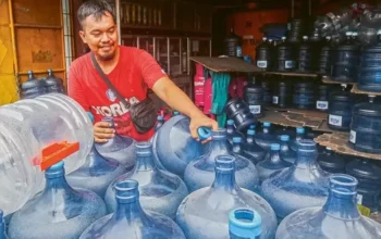Warga Menerima Edukasi Soal Air Minum Layak Dan Higienitas Depot