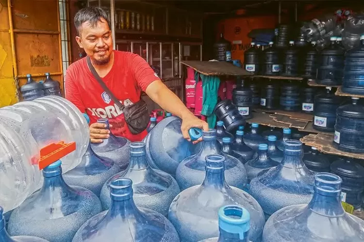 Warga Menerima Edukasi Soal Air Minum Layak Dan Higienitas Depot